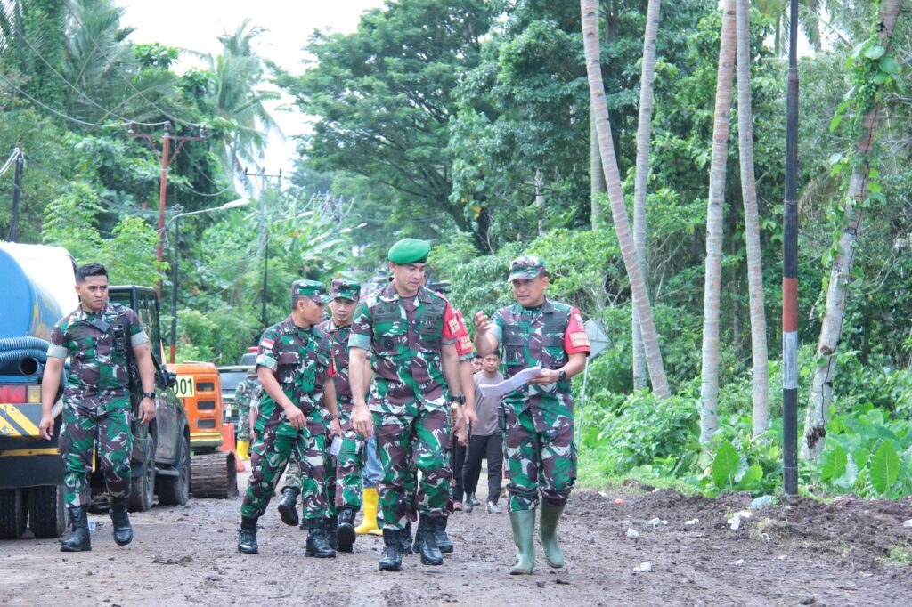 TINJAU DAERAH BENCANA DI RUA, DANREM PASTIKAN TNI SELALU HADIR DITENGAH ...